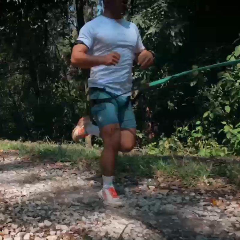 Dante Acevedo corriendo con su perro durante una sesión de Canicross