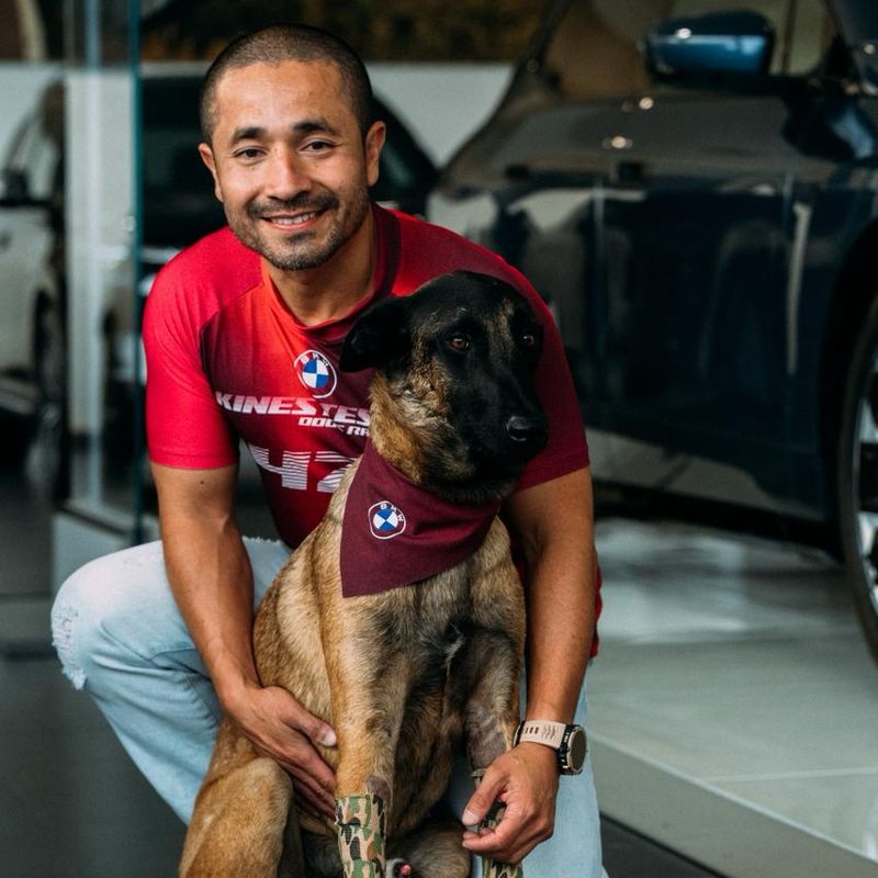 Dante Acevedo abrazando a su perro después de la sesión de entrenamiento