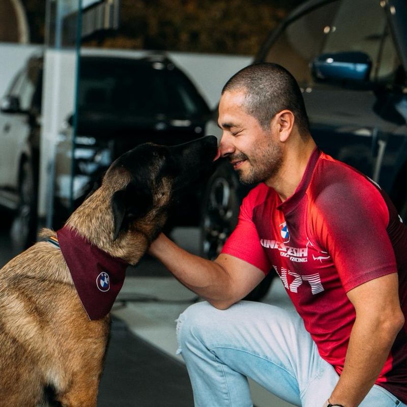 Juego y obediencia entre guía y perro durante el entrenamiento